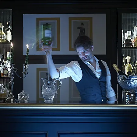The Gentleman Of Maison d'hôtes