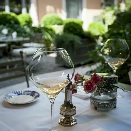 The Gentleman Of Maison d'hôtes